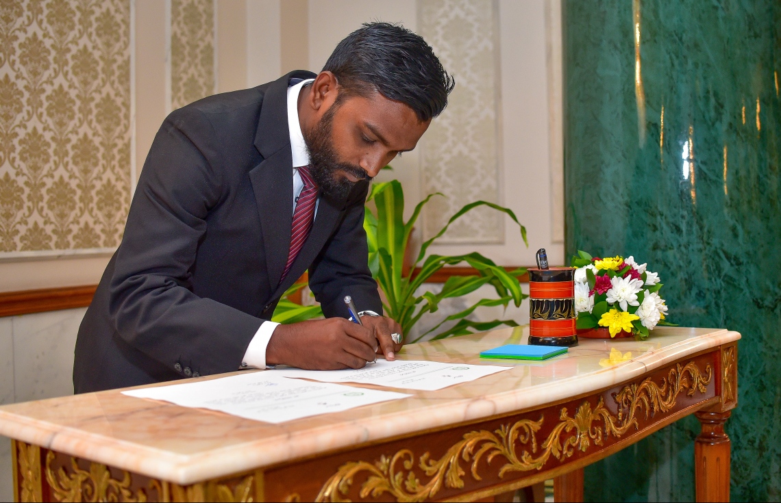 މާލެ: އޭޕްރީލް 30، 2018- ކްރިމިނަލް ކޯޓުގެ ފަނޑިޔާރަކަށް އައްޔަން ކުރެއްވި އިސްމާއިލް ރަޝީދު މަގާމުގެ ލިޔުމުގައި ސޮއިކުރައްވަނީ.---ފޮޓޯ: ނިޝާން އަލީ/މިހާރު