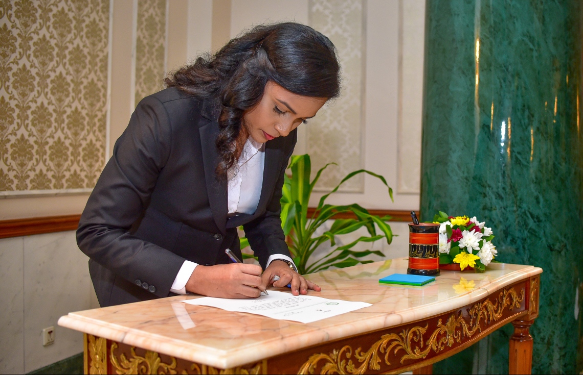 މާލެ: އޭޕްރީލް 30، 2018- ސިވިލް ކޯޓުގެ ފަނޑިޔާރަކަށް އައްޔަން ކުރެއްވި ހާފިޒާ އަބްދުއްސައްތާރު މަގާމުގެ ލިޔުމުގައި ސޮއިކުރައްވަނީ.---ފޮޓޯ: ނިޝާން އަލީ/މިހާރު