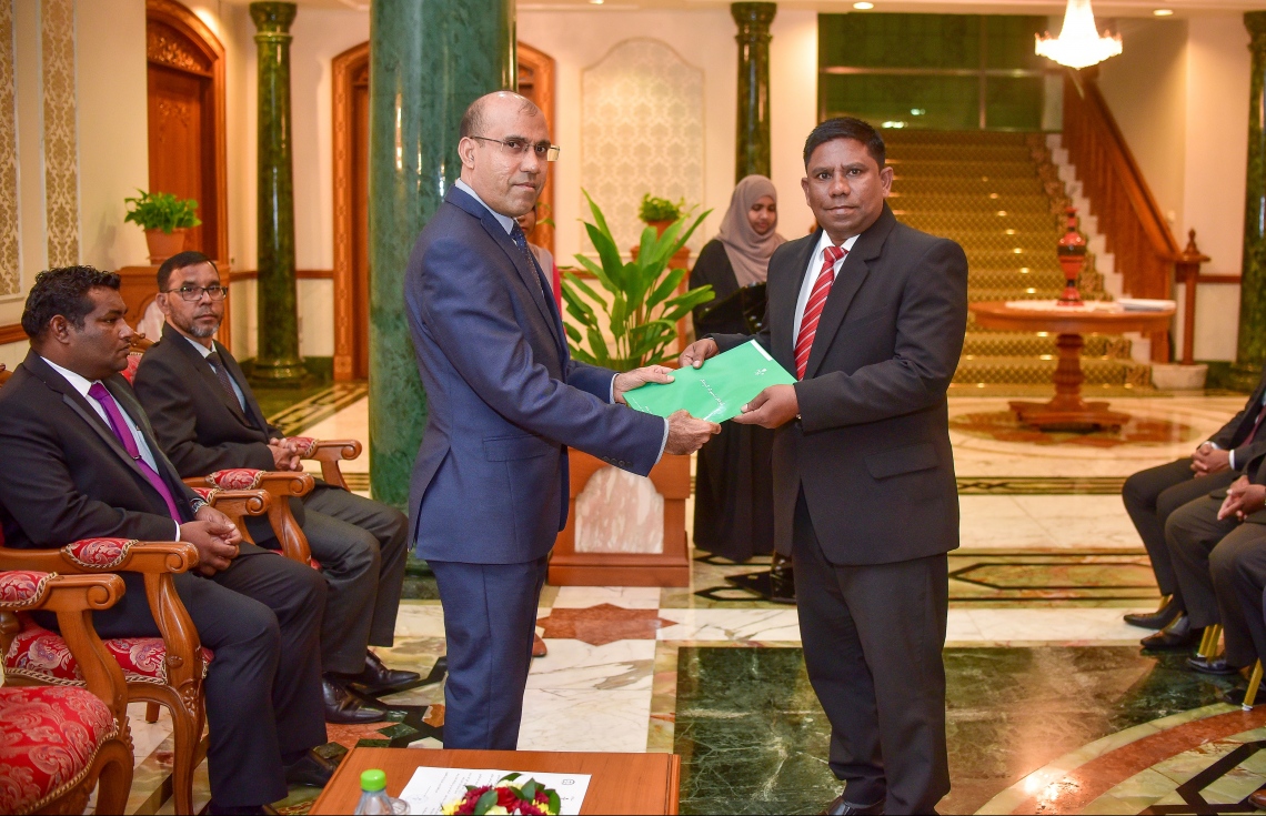 މާލެ: އޭޕްރީލް 30، 2018- ކްރިމިނަލް ކޯޓުގެ ފަނޑިޔާރަކަށް އައްޔަން ކުރެއްވި ހަސަން ނަޖީބުއާ (ކ) ސުޕްރީމް ކޯޓުގެ ފަނޑިޔާރު އާދަމް މުހައްމަދު އަބްދުﷲ މަގާމުގެ ލިޔުން ހަވާލު ކުރައްވަނީ.---ފޮޓޯ: ނިޝާން އަލީ/މިހާރު