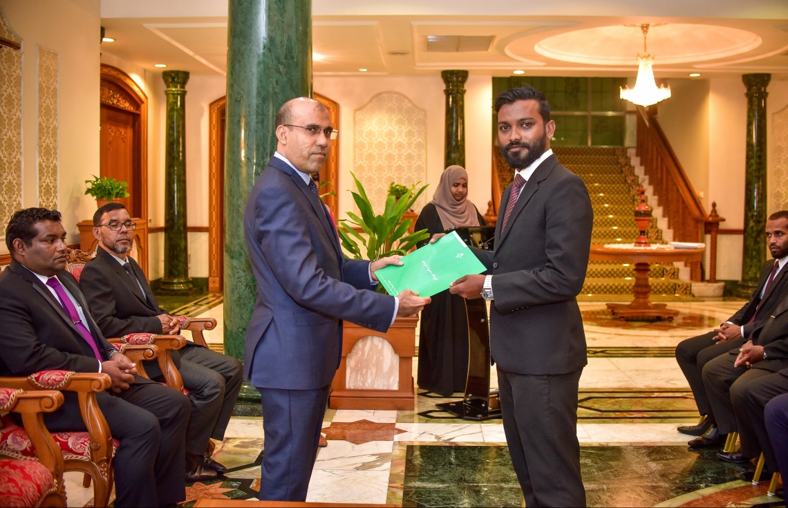 މާލެ: އޭޕްރީލް 30، 2018- ކްރިމިނަލް ކޯޓުގެ ފަނޑިޔާރަކަށް އައްޔަން ކުރެއްވި އިސްމާއިލް ރަޝީދުއާ (ކ) ސުޕްރީމް ކޯޓުގެ ފަނޑިޔާރު އާދަމް މުހައްމަދު އަބްދުﷲ މަގާމުގެ ލިޔުން ހަވާލު ކުރައްވަނީ.---ފޮޓޯ: ނިޝާން އަލީ/މިހާރު