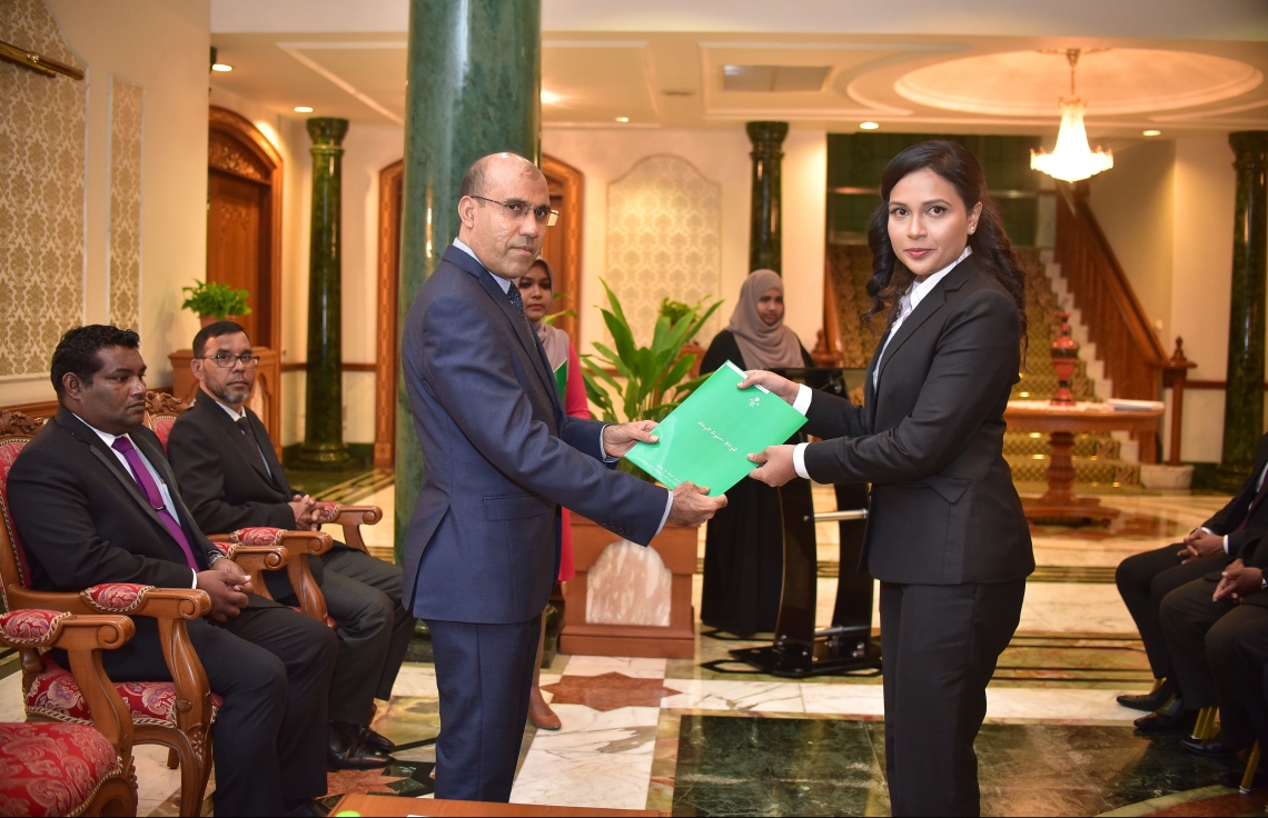 މާލެ: އޭޕްރީލް 30، 2018- ސިވިލް ކޯޓުގެ ފަނޑިޔާރަކަށް އައްޔަން ކުރެއްވި ހާފިޒާ އަބްދުއްސައްތާރުއާ (ކ) ސުޕްރީމް ކޯޓުގެ ފަނޑިޔާރު އާދަމް މުހައްމަދު އަބްދުﷲ މަގާމުގެ ލިޔުން ހަވާލު ކުރައްވަނީ.---ފޮޓޯ: ނިޝާން އަލީ/މިހާރު