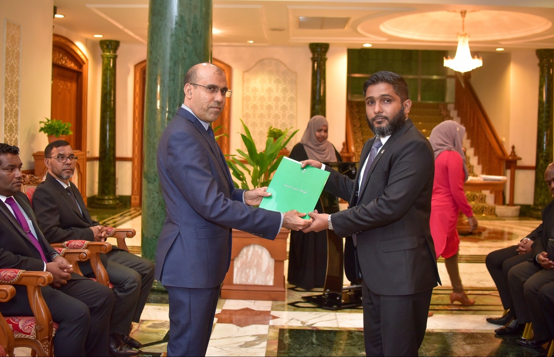 މާލެ: އޭޕްރީލް 30، 2018- ސިވިލް ކޯޓުގެ ފަނޑިޔާރަކަށް އައްޔަން ކުރެއްވި ފާއިޒް ރަޝާދުއާ (ކ) ސުޕްރީމް ކޯޓުގެ ފަނޑިޔާރު އާދަމް މުހައްމަދު އަބްދުﷲ މަގާމުގެ ލިޔުން ހަވާލު ކުރައްވަނީ.---ފޮޓޯ: ނިޝާން އަލީ/މިހާރު