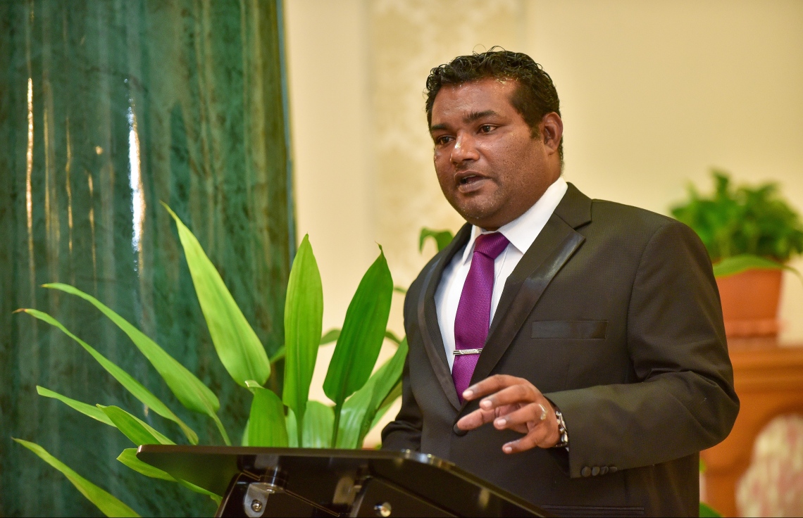 މާލެ: އޭޕްރީލް 30، 2018- ކްރިމިނަލް ކޯޓާއި ސިވިލް ކޯޓަށް ހަތަރު ފަނޑިޔާރަކު އައްޔަން ކުރުމަށް ބޭއްވި ރަސްމިއްޔާތުގައި ޖުޑީޝަލް ސާވިސް ކޮމިޝަންގެ ނައިބު ރައީސް މުހައްމަދު ފައިސަލް ވާހަކަ ދައްކަވަނީ: އޭނާ މިރޭ ވިދާޅުވި ގޮތުގައި، އަބަދު ވެސް މުޖްތަމައު ގޮވާލަނީ ޝަރުއީ ނިޒާމް އިސްލާހު ކުރަން ކަމަށް. އަދި އެ ފާޑު ކިޔުން މަދުކުރަން ޖޭއެސްސީ އަށް ކުރެވޭނެ ކަމަކީ އިލްމީ ގޮތުން ގާބިލް ބޭފުޅުން ފަނޑިޔާރު ކަމަށް އައްޔަން ކުރުން ކަމަށް ފައިސަލް ވިދާޅުވި.---ފޮޓޯ: ނިޝާން އަލީ/މިހާރު