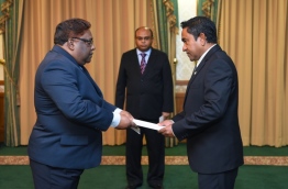 Supreme Court judge Ali Hameed (L) receiving credentials from President Abdulla Yameen (R) at the presence of Chief Justice Abdullah Saeed (C). PHOTO / PRESIDENT'S OFFICE