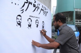 Raajje TV's CEO Hussain Fiyaz signs the petition condemning the criminal charges levied against the journalists of the station.