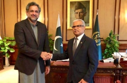 Maldives' foreign minister Dr Mohamed Asim (R) meets with Pakistani Prime MInister Shahid Khaqan Abbasi. PHOTO/FOREIGN MINISTRY