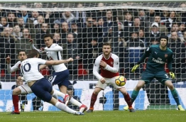 Tottenham Hotspur's English striker Harry Kane (L) shoots to see his shot saved by Arsenal's Czech goalkeeper Petr Cech (R) during the English Premier League football match between Tottenham Hotspur and Arsenal at Wembley Stadium in London, on February 10, 2018. / AFP PHOTO / IKIMAGES / Ian KINGTON / RESTRICTED TO EDITORIAL USE. No use with unauthorized audio, video, data, fixture lists, club/league logos or 'live' services. Online in-match use limited to 45 images, no video emulation. No use in betting, games or single club/league/player publications. /