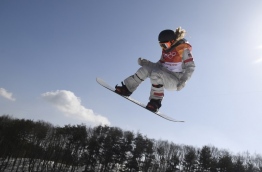 US Chloe Kim competes in run 3 of the women's snowboard halfpipe final event at the Phoenix Park during the Pyeongchang 2018 Winter Olympic Games on February 13, 2018 in Pyeongchang. / AFP PHOTO / Martin BUREAU