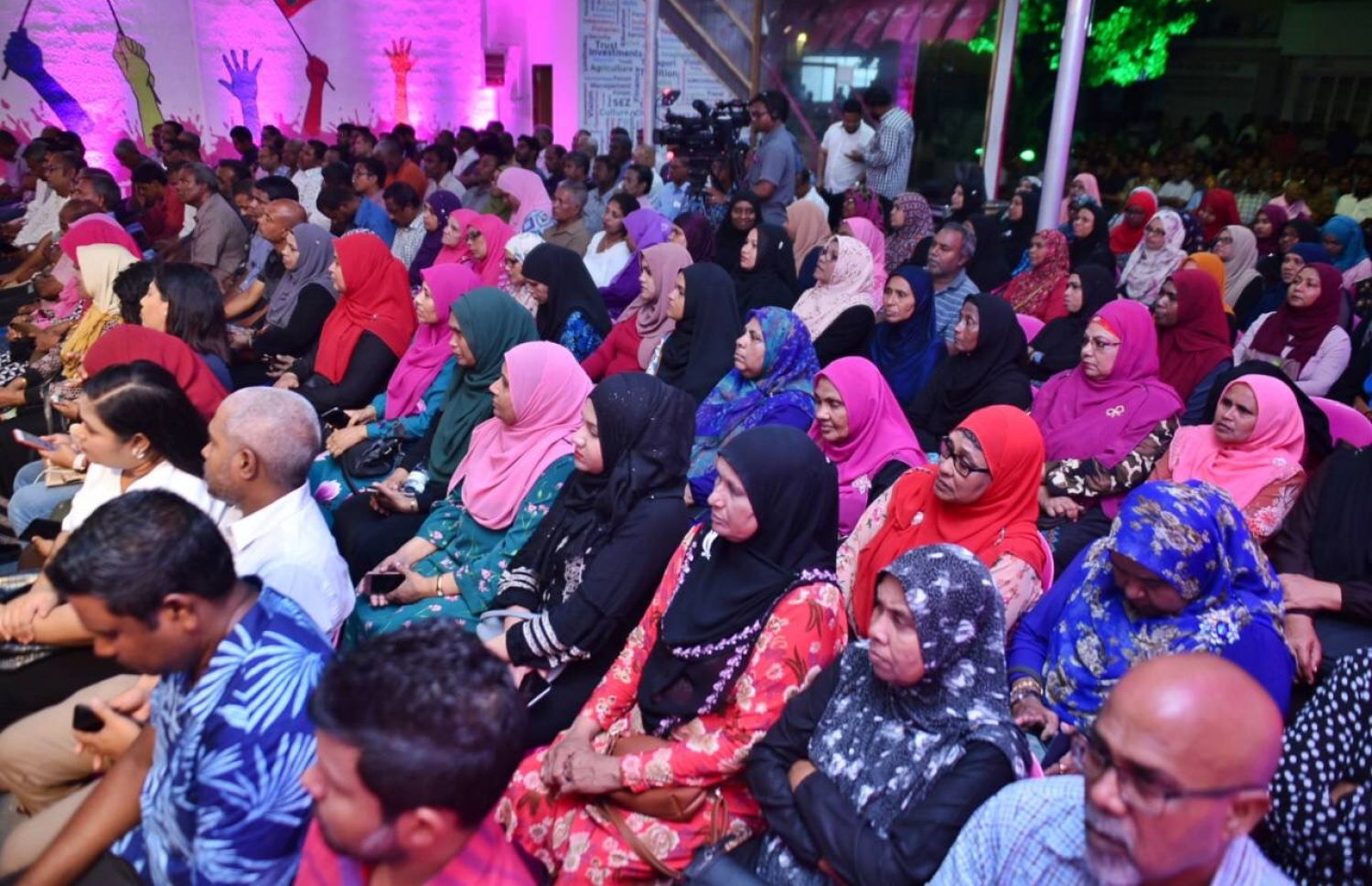 ޕީޕީއެމުން މިރޭ ބޭއްވި ޖަލްސާއަށް ދިޔަ ބައެއް މީހުން އިށީނދެލައިގެން.--- ފޮޓޯ: ހުސެއިން ވަހީދު /މިހާރު