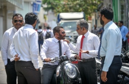 Ruling and opposition lawmakers near the parliament house. PHOTO/MIHAARU