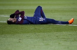 Paris Saint-Germain's Brazilian forward Neymar Jr reacts lying on the pitch during the French L1 football match between Paris Saint-Germain (PSG) and Marseille (OM) at the Parc des Princes in Paris on February 25, 2018. / AFP PHOTO / GEOFFROY VAN DER HASSELT