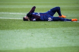 Paris Saint-Germain's Brazilian forward Neymar Jr reacts lying on the pitch during the French L1 football match between Paris Saint-Germain (PSG) and Marseille (OM) at the Parc des Princes in Paris on February 25, 2018. / AFP PHOTO / GEOFFROY VAN DER HASSELT
