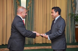 President Yameen handing over letter of appointment to Shareef. PHOTO/PRESIDENTS OFFICE