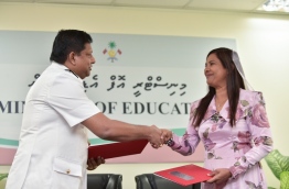 Minister of Education Dr Aishath Shiyam with the official from Kotelawala Defence University of Sri Lanka, after signing the agreement. MIHAARU PHOTO / HUSSEN WAHEED