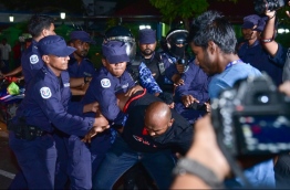 Police officers arrest a protester during the opposition rally held March 16, 2018. PHOTO: HUSSAIN WAHEED/MIHAARU