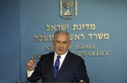 Israeli Prime Minister Benjamin Netanyahu speaks to the press at the MP's Jerusalem office on April 2, 2018. / AFP PHOTO / Menahem KAHANA