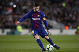 Barcelona's Argentinian forward Lionel Messi controls the ball during the Spanish league football match between Barcelona and Leganes at the Camp Nou stadium in Barcelona on April 7, 2018. / AFP PHOTO / Josep LAGO