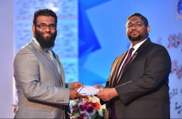 Attorney General Mohamed Anil presenting credentials to a lawyer who was sworn in at the ceremony held at Dharubaaruge, Male on April 8, 2018. MIHAARU PHOTO / HUSSEN WAHEED