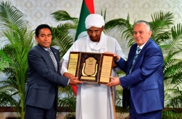 The International Moderation Foundation conferring the Award of Recognition to President Abdulla Yameen. PHOTO/PRESIDENTS OFFICE