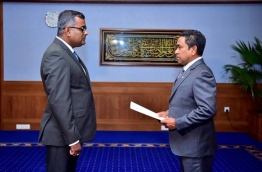 President Abdulla Yameen (R) presenting the letter of appointment to Maldives' new Ambassador to Thailand, Mohamed Nasheed (L) at a ceremony held at the President's Office on April 25, 2018. / PRESIDENT'S OFFICE PHOTO