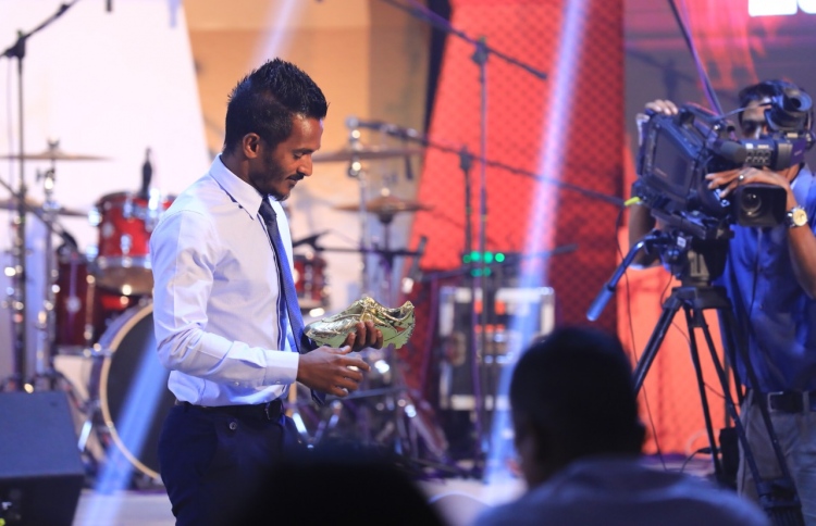 މޮޅު ކުޅުންތެރިޔާގެ އެވޯޑާއި ރަން ބޫޓު ސެންޓޭ އަށް