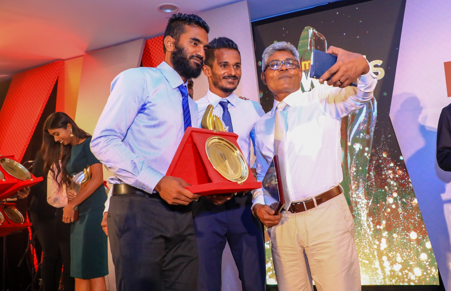 މިހާރު އެވޯޑްސް ހަފްލާއެއްގެ ތެރެއިން ވެލެންސިއާ ކުރީގެ ކޯޗު އަދި ސްޕޯޓްސް ކޮމިޝަނަރު ހީނާ އަހުމަދު ސަލީމް (ކ) އާއި ސެންޓޭ (މ) އަދި ދަގަނޑޭ ސެލްފީއެއް ނަގަނީ.-