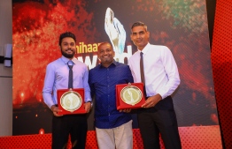 Paradise Island Resort, May 5, 2018: Volleyballers Ahmed "Longey" Abdul Kareem (R) and Ali Huzam (L), who won second and third place in Volleyball, and chairman of the Mihaaru Awards' judge committee, Hussain Mohamed. PHOTO/IMAGES.MV