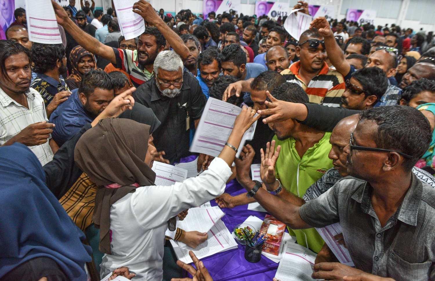 ހިޔާ ފްލެޓް ފޯމު ނަގަން ދަރުބާރުގޭގައި މީހުން ތޮއްޖެހިފައި: ފްލެޓް ލިބުނު މީހުންގެ ތެރޭގައި ގަވައިދާހިލާފަށް ފްލެޓް ލިބުނު މީހުން ގިނަ -- ފައިލް ފޮޓޯ: