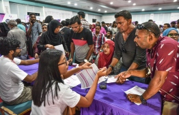 People pictured at Dharubaaruge, to pick up flat application forms for the 'Hiyaa' project. PHOTO: NISHAN ALI/MIHAARU