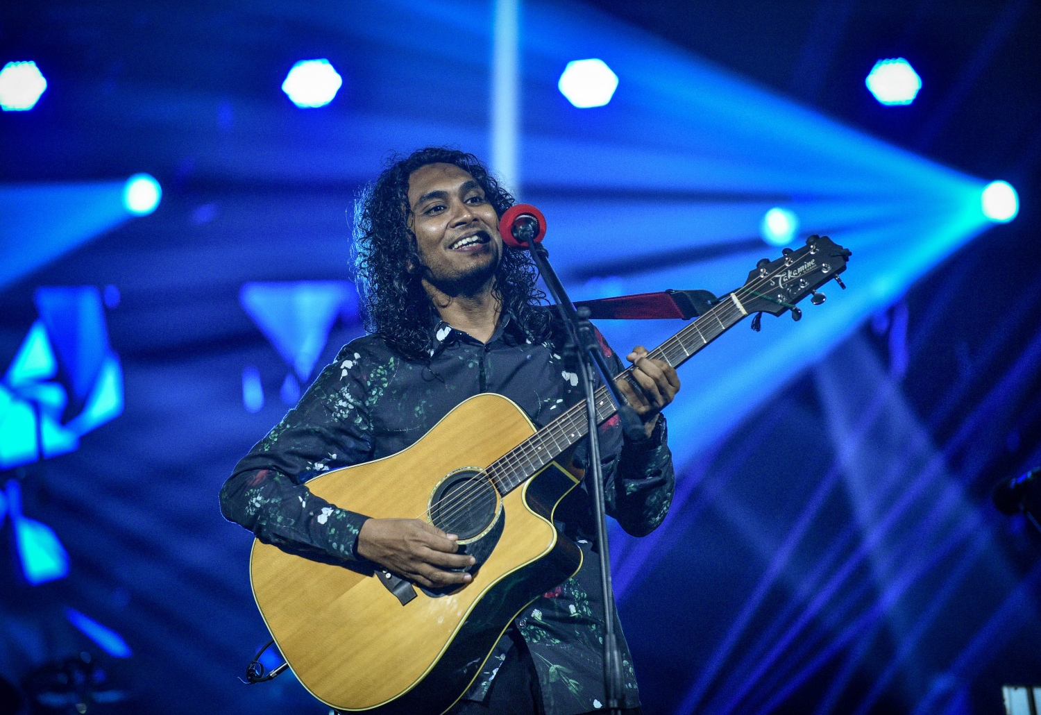 އައްފާން ރޭގެ ޝޯގައި ޕާފޯމްކުރަނީ.-- ފޮޓޯ: ނިޝާން އަލީ | މިހާރު