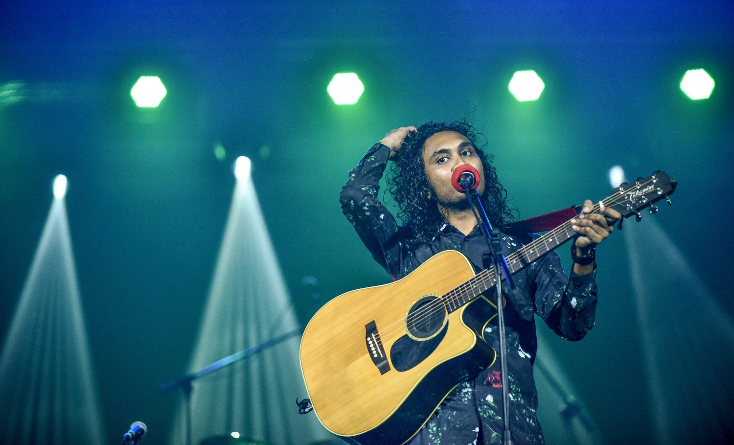 އައްފާން ރޭގެ ޝޯގައި ޕާފޯމްކުރަނީ. -- ފޮޓޯ: ނިޝާން އަލީ | މިހާރު