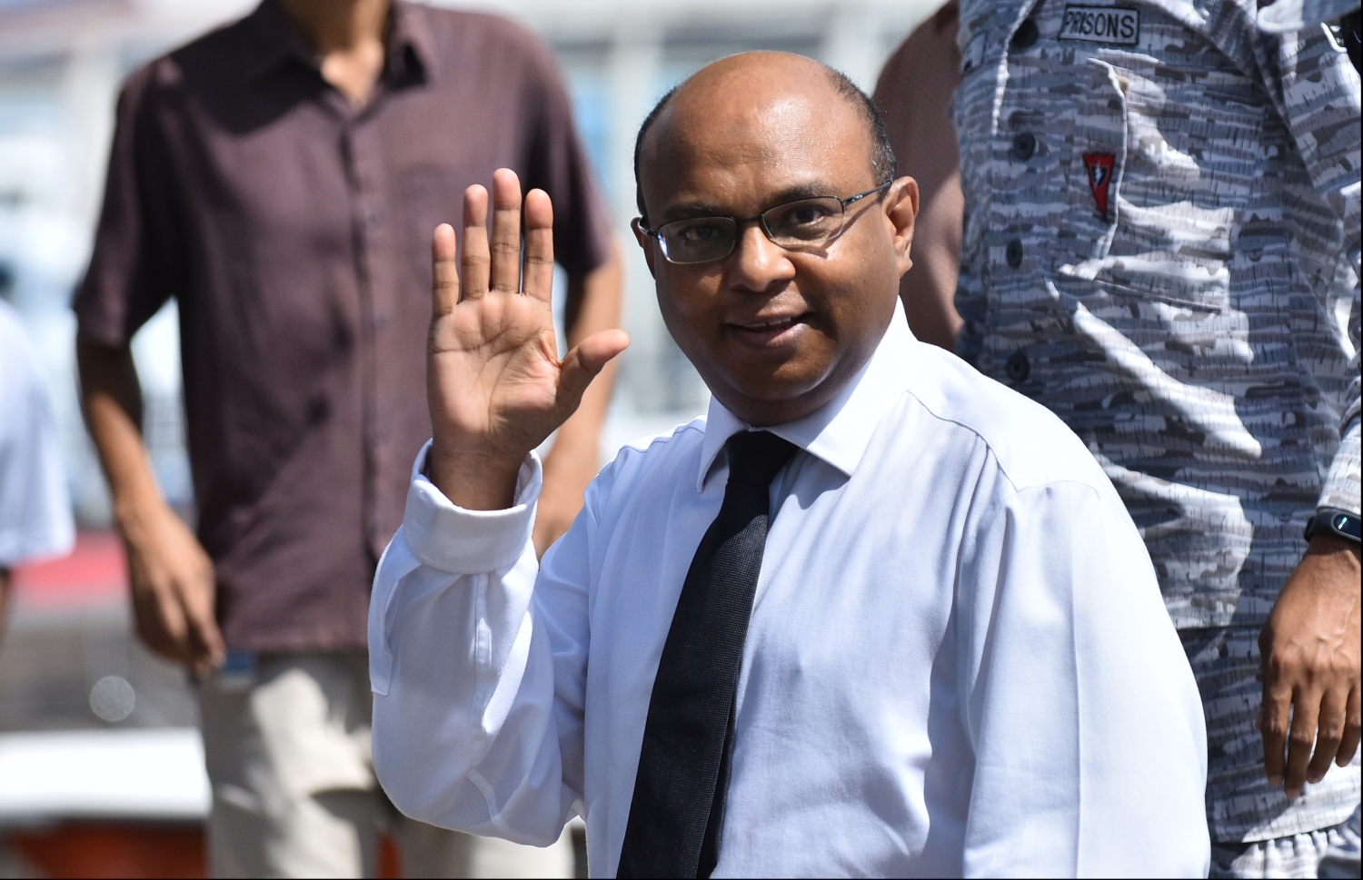 އުއްތަމަ ފަނޑިޔާރުގެ މަގާމުން އިއްޔެ ވަކިވި އަބްދުﷲ ސައީދު ޝަރީއަތުގެ މަޖިލީހަކަށް ހާޒިރު ކުރުމަށް ދޫނިދޫން މާލެ ގެންނަނީ --ފޮޓޯ/މިހާރު