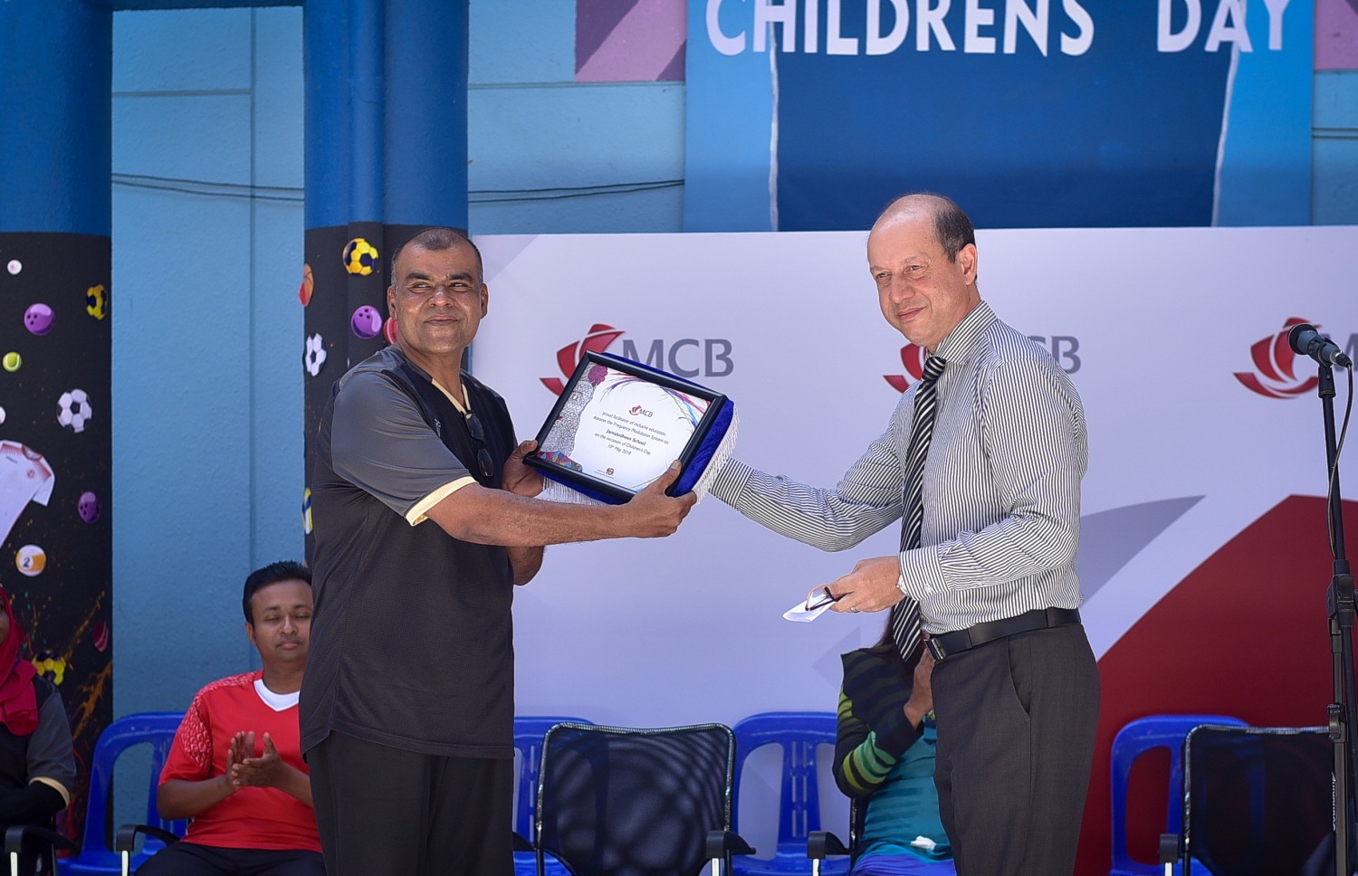 ހެޔޮއެދޭ ފަރާތްތަކުން ހަދިޔާކުރި ބައެއް ސާމާނާ، ޖަމާލުއްދީން ސްކޫލްގެ ޕްރިންސިޕަލް ހަސަން (ވ)، ހަވާލުވެވަޑައިގަންނަވަނީ -- ފޮޓޯ: ނިޝާން އަލީ/ މިހާރު