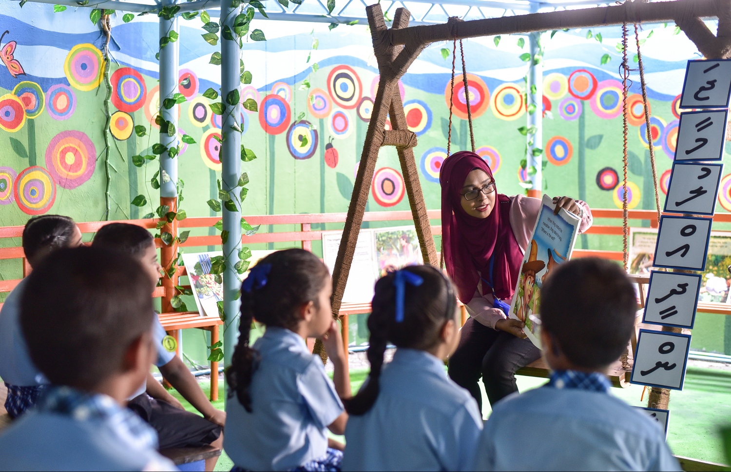 ޖަމާލުއްދީން ސްކޫލުގެ ޓީޗަރަކު ފިލާވަޅު ނަގައިދެނީ --- ފޮޓޯ: މިހާރު