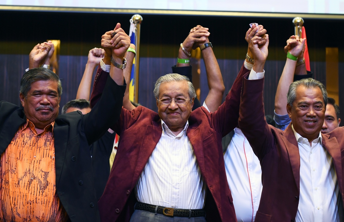 މެލޭޝިއާ: މޭ 10، 2018: މެލޭޝިއާގައި ބުދަ ދުވަހު ބޭއްވި އާއްމު އިންތިޚާބު ކުރީގެ ބޮޑު ވަޒީރު މަހާތިރު މުހައްމަދުގެ ކޯލިޝަނުން ކާމިޔާބުކޮށްފައިވާ ކަމަށް އިލެކްޝަންސް ކޮމިޝަނުން އިއުލާން ކުރުމާ ގުޅިގެން އެޕާޓީއަށް ތާއީދު ކުރާބައެއް ފަރާތްތަކުން އުފާފާޅުކުރަނީ.-- ފޮޓޯ: އޭއެފްޕީ