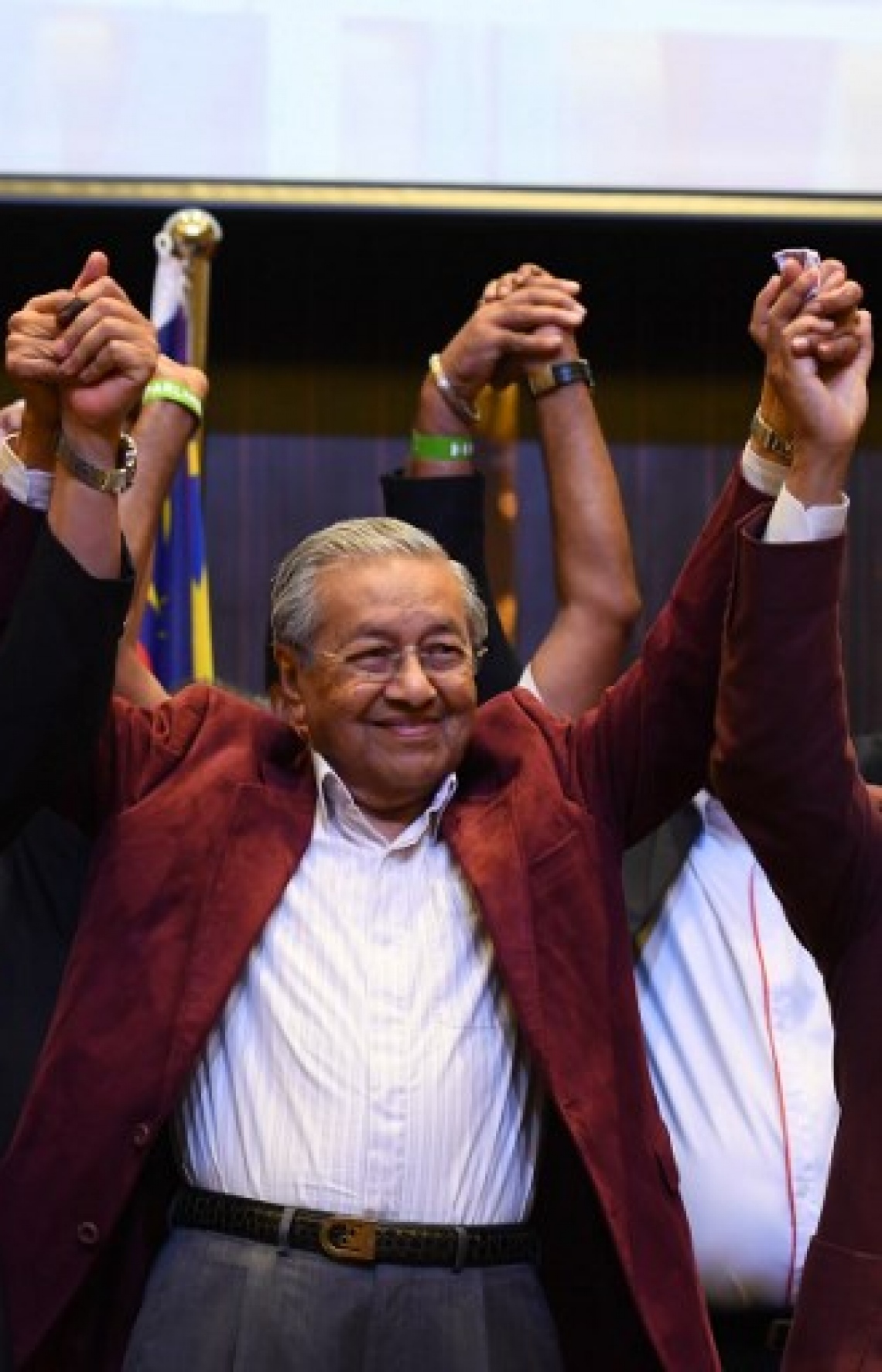 މެލޭޝިއާ: މޭ 10، 2018: މެލޭޝިއާގައި ބުދަ ދުވަހު ބޭއްވި އާއްމު އިންތިޚާބު ކުރީގެ ބޮޑު ވަޒީރު މަހާތިރު މުހައްމަދުގެ ކޯލިޝަނުން ކާމިޔާބުކޮށްފައިވާ ކަމަށް އިލެކްޝަންސް ކޮމިޝަނުން އިއުލާން ކުރުމާ ގުޅިގެން އުފާފާޅުކުރަނީ.-- ފޮޓޯ: އޭއެފްޕީ