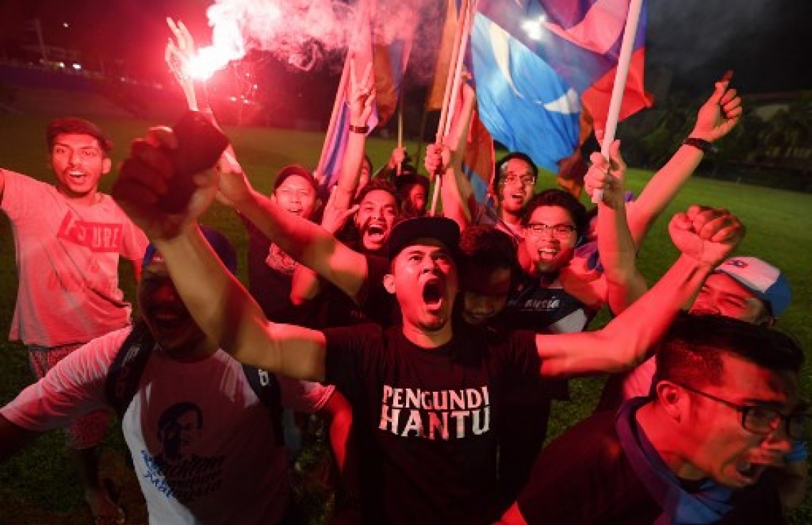 މެލޭޝިއާ: މޭ 10، 2018: މެލޭޝިއާގައި ބުދަ ދުވަހު ބޭއްވި އާއްމު އިންތިޚާބު ކުރީގެ ބޮޑު ވަޒީރު މަހާތިރު މުހައްމަދުގެ ކޯލިޝަނުން ކާމިޔާބުކޮށްފައިވާ ކަމަށް އިލެކްޝަންސް ކޮމިޝަނުން އިއުލާން ކުރުމާ ގުޅިގެން އެޕާޓީއަށް ތާއީދު ކުރާބައެއް ފަރާތްތަކުން އުފާފާޅުކުރަނީ.-- ފޮޓޯ: އޭއެފްޕީ