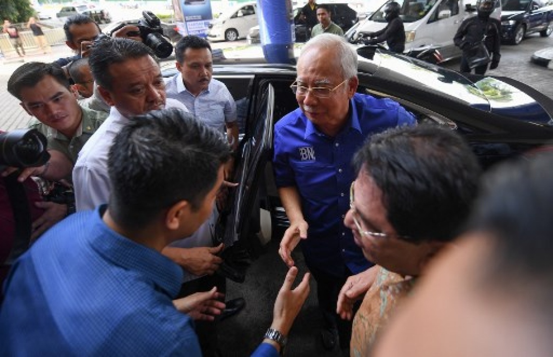 މެލޭޝިއާ: މޭ 10، 2018: މެލޭޝިއާގައި ބުދަ ދުވަހު ބޭއްވި އާއްމު އިންތިޚާބު ކުރީގެ ބޮޑު ވަޒީރު މަހާތިރު މުހައްމަދުގެ ކޯލިޝަނުން ކާމިޔާބުކޮށްފައިވާ ކަމަށް އިލެކްޝަންސް ކޮމިޝަނުން އިއުލާން ކުރުމާ ގުޅިގެން ބޮޑު ވަޒީރު ޕާޓީގެ އޮފީހަށް ވަޑައިގަންނަވަނީ.-- ފޮޓޯ: އޭއެފްޕީ