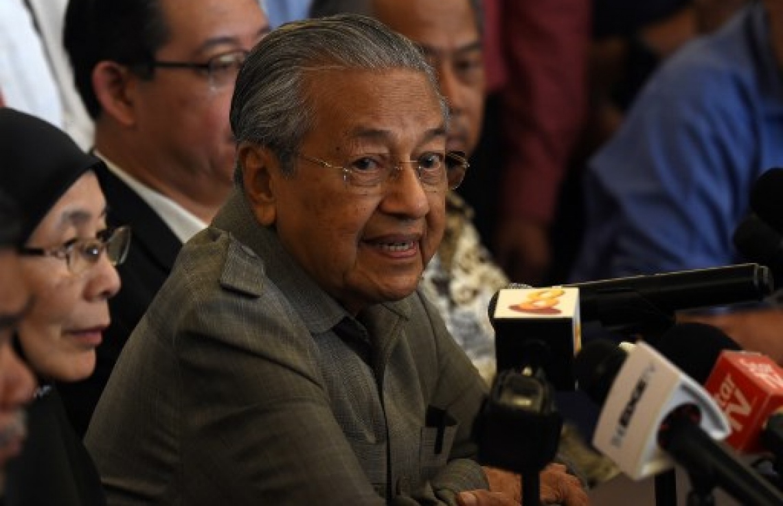 މެލޭޝިއާ: މޭ 10، 2018: މެލޭޝިއާގައި ބުދަ ދުވަހު ބޭއްވި އާއްމު އިންތިޚާބު ކުރީގެ ބޮޑު ވަޒީރު މަހާތިރު މުހައްމަދުގެ ކޯލިޝަނުން ކާމިޔާބުކޮށްފައިވާ ކަމަށް އިލެކްޝަންސް ކޮމިޝަނުން އިއުލާން ކުރުން.-- ފޮޓޯ: އޭއެފްޕީ