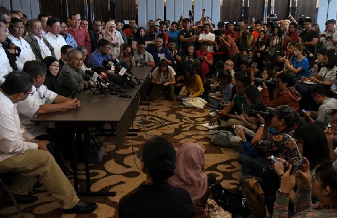 މެލޭޝިއާ: މޭ 10، 2018: މެލޭޝިއާގައި ބުދަ ދުވަހު ބޭއްވި އާއްމު އިންތިޚާބު ކުރީގެ ބޮޑު ވަޒީރު މަހާތިރު މުހައްމަދުގެ ކޯލިޝަނުން ކާމިޔާބުކޮށްފައިވާ ކަމަށް އިލެކްޝަންސް ކޮމިޝަނުން އިއުލާން ކުރުން.-- ފޮޓޯ: އޭއެފްޕީ