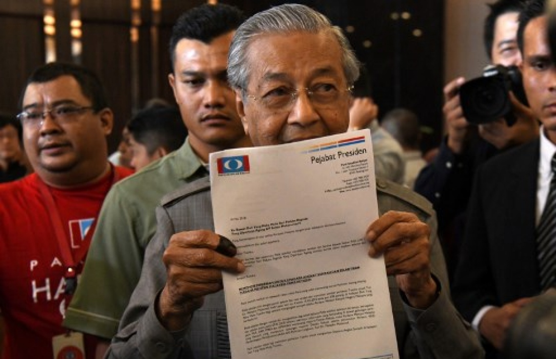 މެލޭޝިއާ: މޭ 10، 2018: މެލޭޝިއާގައި ބުދަ ދުވަހު ބޭއްވި އާއްމު އިންތިޚާބު ކުރީގެ ބޮޑު ވަޒީރު މަހާތިރު މުހައްމަދުގެ ކޯލިޝަނުން ކާމިޔާބުކޮށްފައިވާ ކަމަށް އިލެކްޝަންސް ކޮމިޝަނުން އިއުލާން ކުރުން.-- ފޮޓޯ: އޭއެފްޕީ