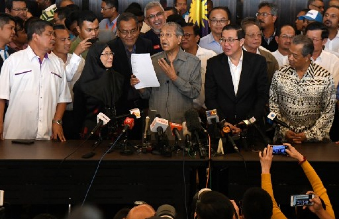 މެލޭޝިއާ: މޭ 10، 2018: މެލޭޝިއާގައި ބުދަ ދުވަހު ބޭއްވި އާއްމު އިންތިޚާބު ކުރީގެ ބޮޑު ވަޒީރު މަހާތިރު މުހައްމަދުގެ ކޯލިޝަނުން ކާމިޔާބުކޮށްފައިވާ ކަމަށް އިލެކްޝަންސް ކޮމިޝަނުން އިއުލާން ކުރުން.-- ފޮޓޯ: އޭއެފްޕީ