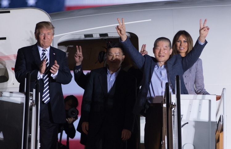 އެމެރިކާގެ ތިން ގައިދީންނަށް ޓްރަމްޕް މަރުހަބާ ވިދާޅުވެއްޖެ