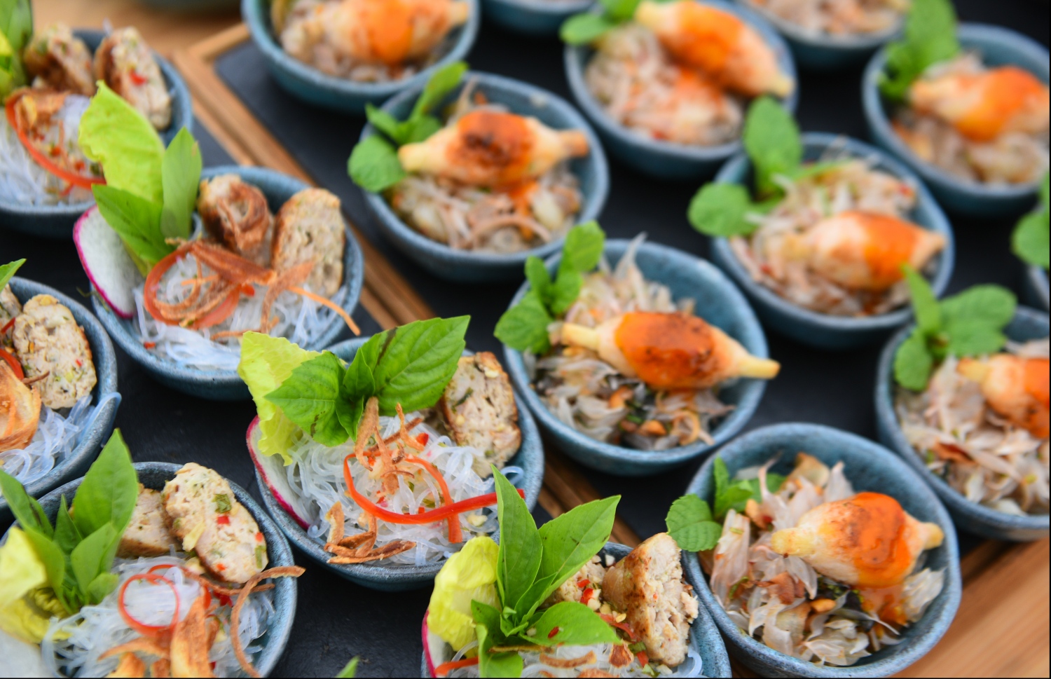 "ބާ އެޓޯލް ފެސްޓިވަލް" އިފްތިތާހު ކުރަން ބޭއްވި ރަސްމިއްޔާތުގައި ތައްޔާރުކޮށްފައިވާ ބައެއް ޑިޝްތައް.--- ފޮޓޯ: ހުސެއިން ވަހީދު/މިހާރު