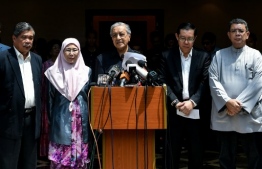 Newly-elected Malaysian Prime Minister Mahathir Mohamad (C) addresses the media in Kuala Lumpur on May 11, 2018.
Malaysia's king has agreed to pardon jailed opposition icon Anwar Ibrahim at once, newly installed Prime Minister Mahathir Mohamad said on May 11. / AFP PHOTO / Manan VATSYAYANA