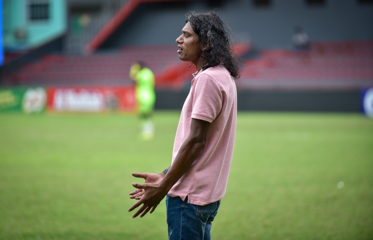 ޔޫވީ މި އޮތީ ހިމަ ނަރެއްގެ މަތީގައި: ނަޒީހު