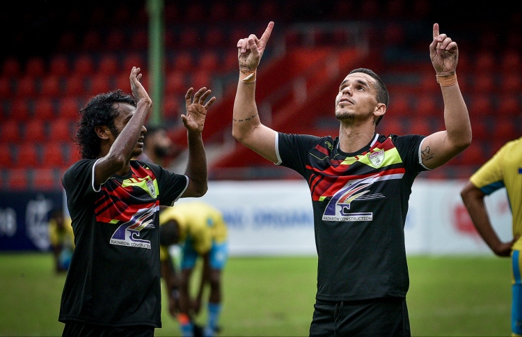 ލުއިޒް އެޑުއާޑޯ: ލަނޑަކަށް ފަހު ލަނޑެއް!