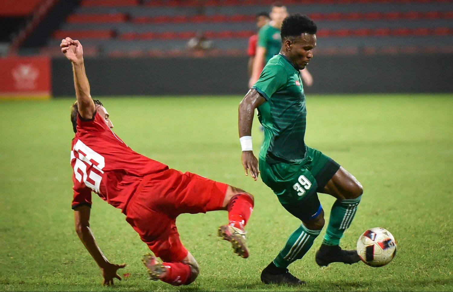 މާޒިޔާގެ ކޮނޭލިއަސް (ކ) ޓީސީގެ އަނަޓޯލީ ކައިރިން ބޯޅަ ހިފައިގެންދަނީ.-- ފޮޓޯ: ނިޝާން އަލީ/ މިހާރު