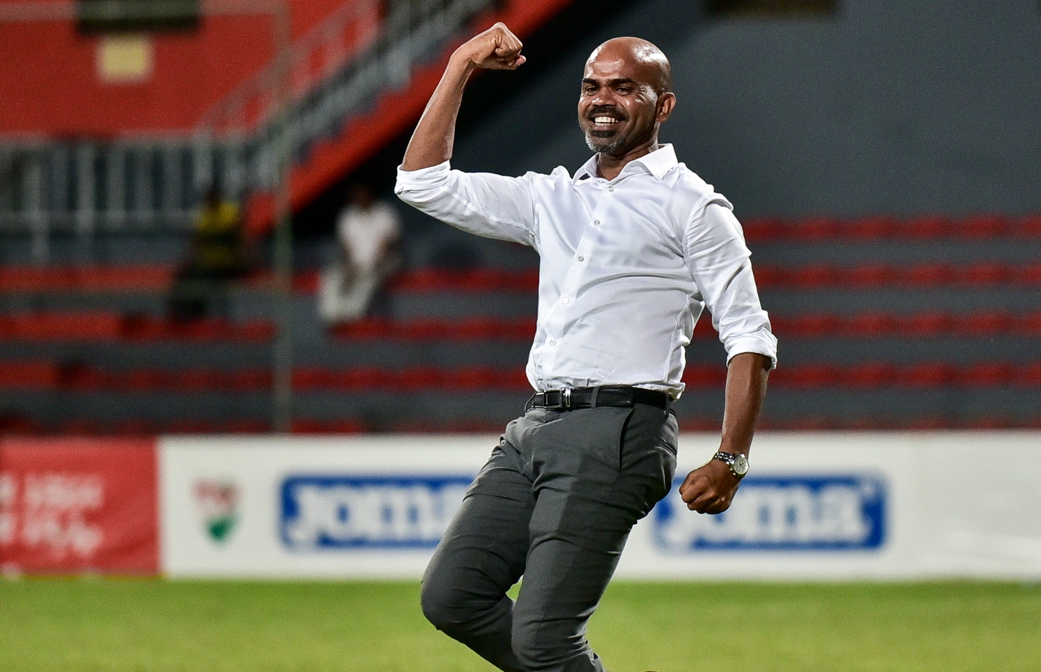 ޓީސީގެ ކޯޗު ނިޒާމްބެ މެޗުން މޮޅުވުމުން އުފާފާޅުކުރަނީ.-- ފޮޓޯ: ނިޝާން އަލީ/ މިހާރު