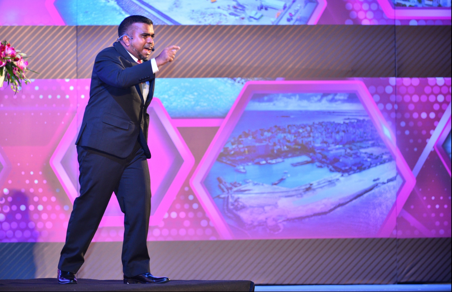 ކުރީގެ ރައީސް ޔާމީންގެ ކެމްޕޭން ޖަލްސާއެއްގައި އިކްރާމް ވާހަކަ ދައްކަވަނީ.